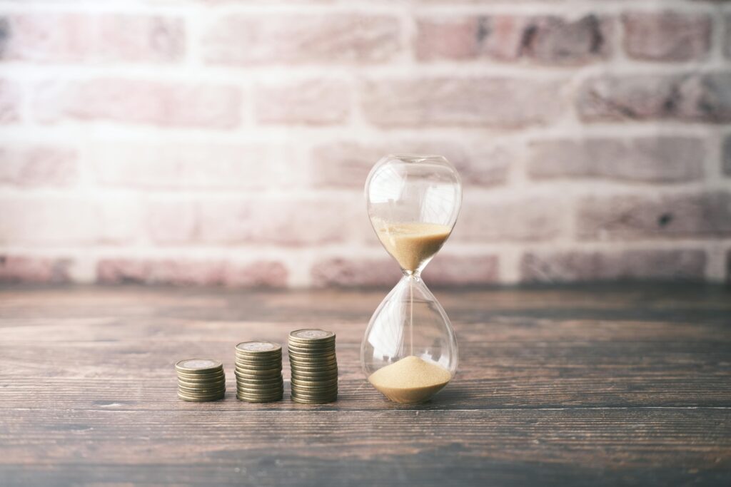 Editorial illustration: expats turning currency swings into savings